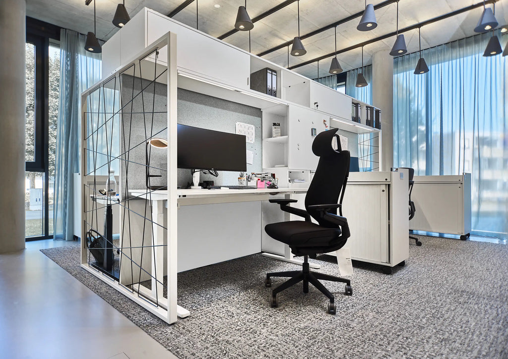 Steelcase Gesture Bürostühl mit Kopfstütze, Bene Level Lift und Steelcase Eclipse Leuchte