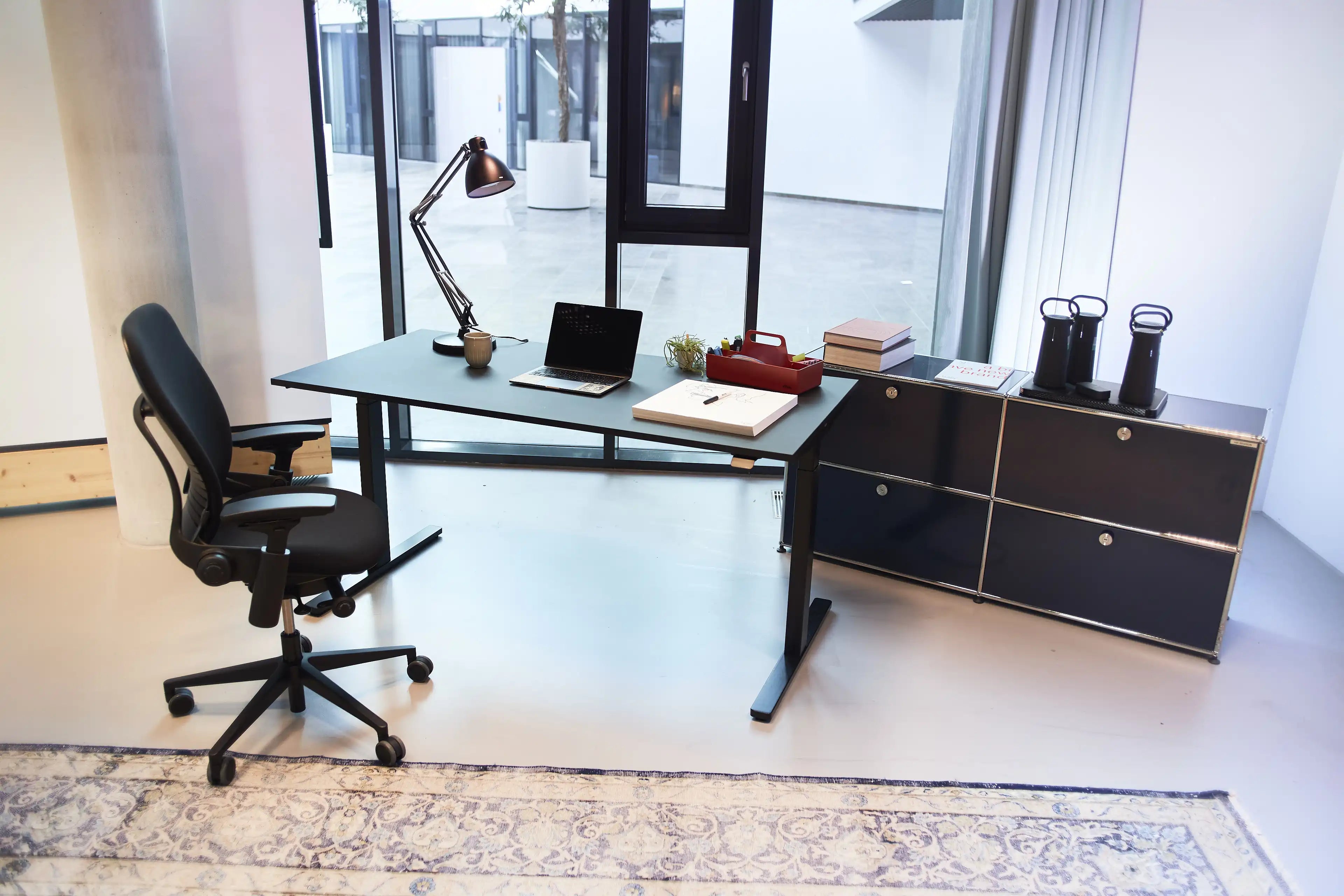 Office Setting mit Bene Level Lift, Steelcase Leap V2 Bürostuhl und USM Haller Sideboard